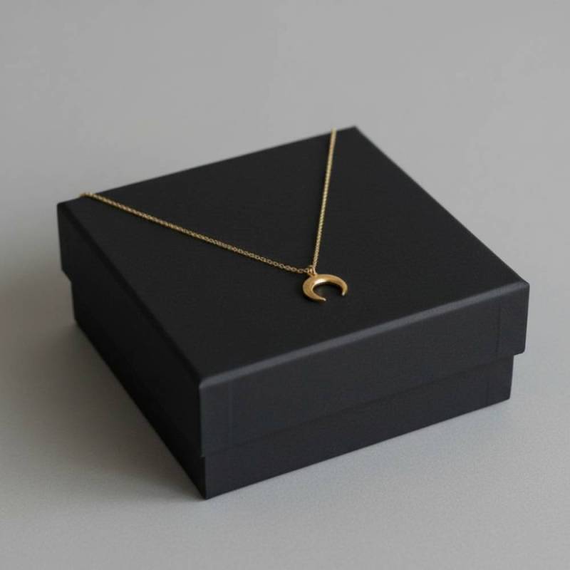 Κολιέ με μενταγιόν μισοφέγγαρο